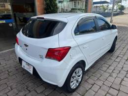 CHEVROLET - ONIX - 2017/2018 - Branca - R$ 60.000,00