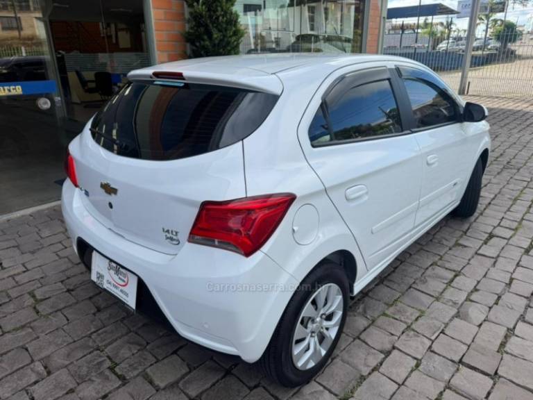 CHEVROLET - ONIX - 2017/2018 - Branca - R$ 60.000,00
