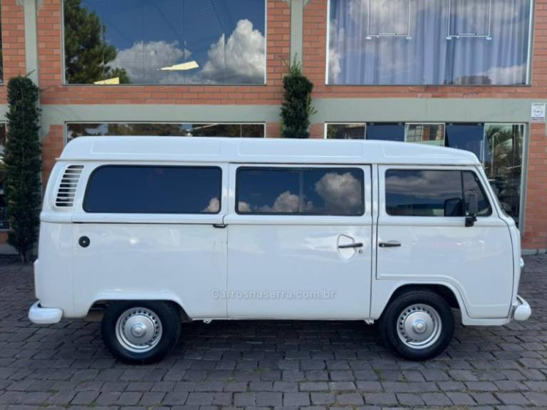 VOLKSWAGEN - KOMBI - 2003/2004 - Branca - R$ 36.000,00