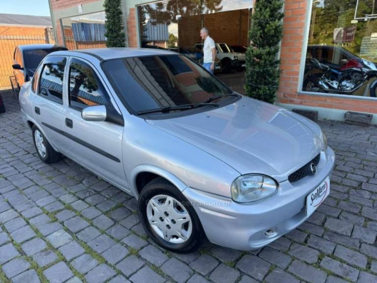 CHEVROLET - CORSA - 2000/2001 - Prata - R$ 14.000,00