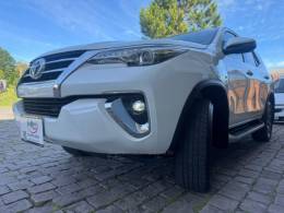 TOYOTA - HILUX SW4 - 2018/2019 - Branca - R$ 247.000,00