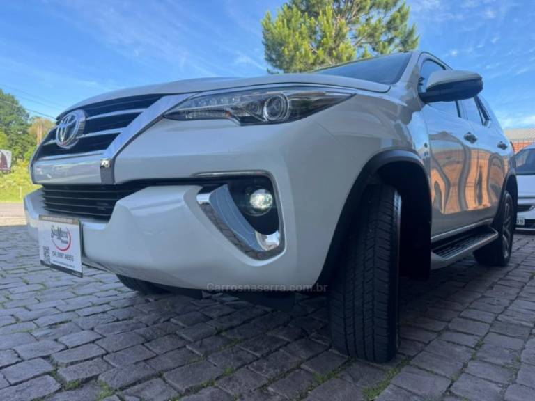 TOYOTA - HILUX SW4 - 2018/2019 - Branca - R$ 247.000,00