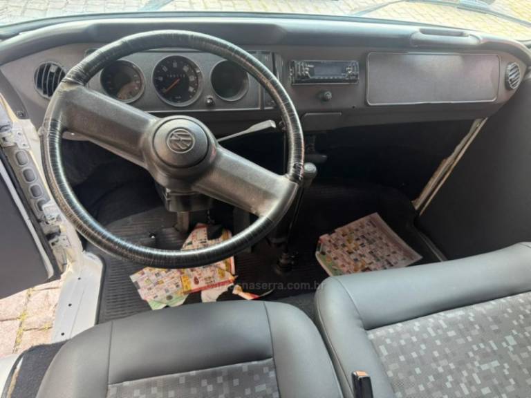 VOLKSWAGEN - KOMBI - 2003/2004 - Branca - R$ 36.000,00