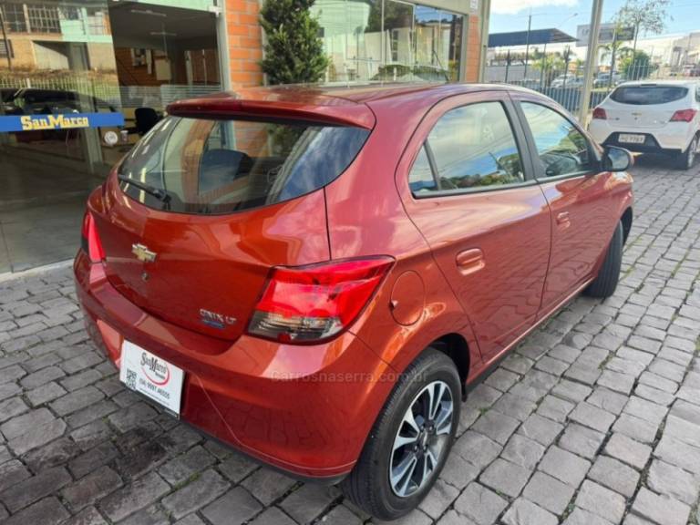 CHEVROLET - ONIX - 2013/2013 - Laranja - R$ 45.000,00