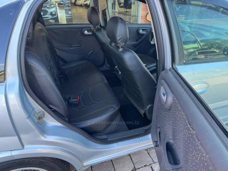 CHEVROLET - CORSA - 2011/2011 - Prata - R$ 26.000,00