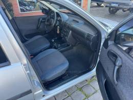 CHEVROLET - CORSA - 2000/2001 - Prata - R$ 14.000,00
