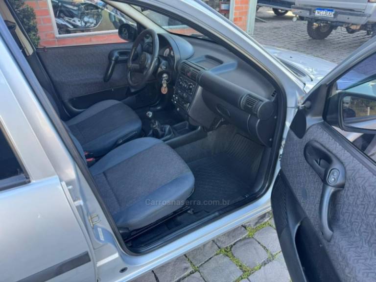 CHEVROLET - CORSA - 2000/2001 - Prata - R$ 14.000,00