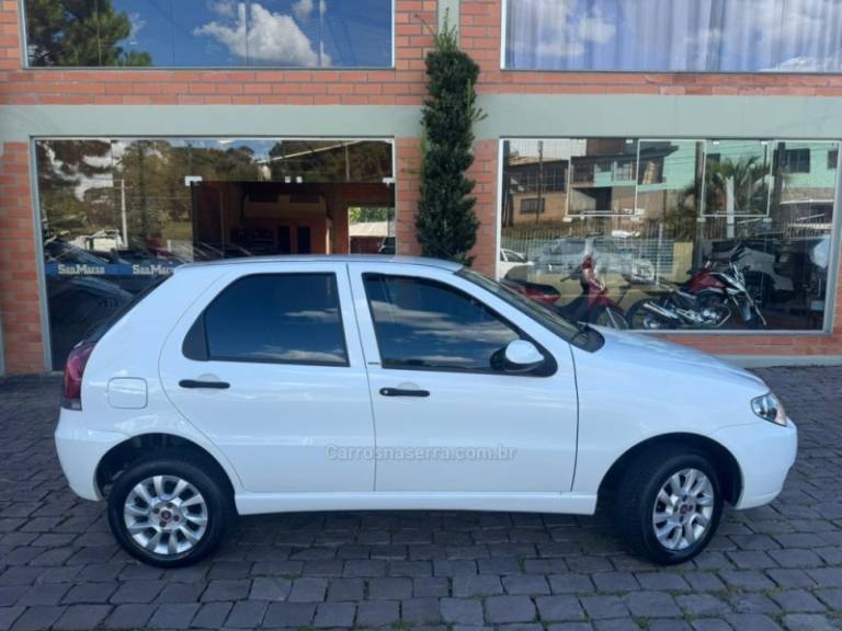 FIAT - PALIO - 2013/2014 - Branca - R$ 34.500,00
