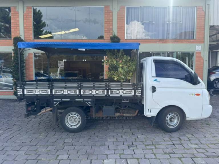 HYUNDAI - HR - 2011/2012 - Branca - R$ 98.000,00