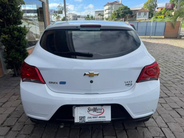 CHEVROLET - ONIX - 2017/2018 - Branca - R$ 60.000,00