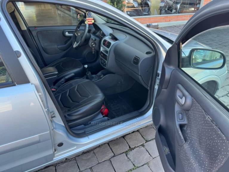 CHEVROLET - CORSA - 2011/2011 - Prata - R$ 26.000,00
