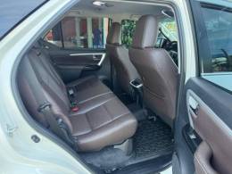 TOYOTA - HILUX SW4 - 2018/2019 - Branca - R$ 247.000,00