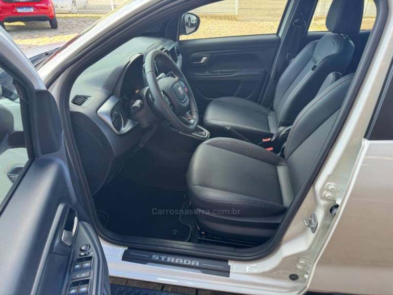 FIAT - STRADA - 2023/2024 - Branca - R$ 132.000,00