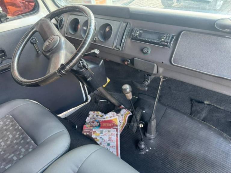 VOLKSWAGEN - KOMBI - 2003/2004 - Branca - R$ 36.000,00