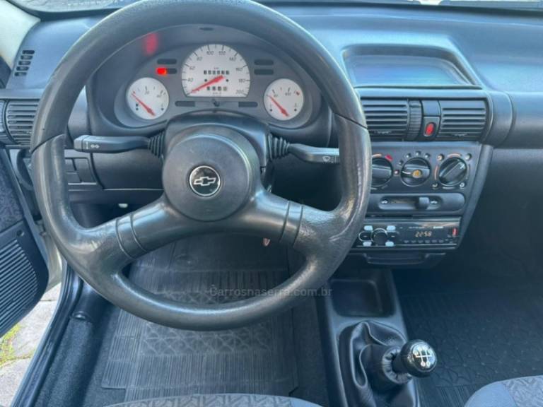 CHEVROLET - CORSA - 2000/2001 - Prata - R$ 14.000,00