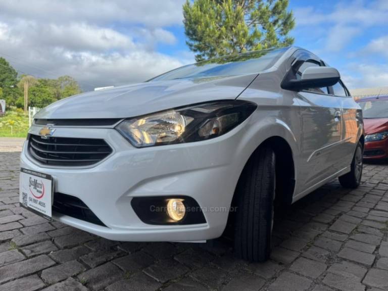 CHEVROLET - ONIX - 2017/2018 - Branca - R$ 60.000,00