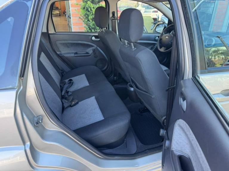 FORD - FIESTA - 2013/2014 - Prata - R$ 38.000,00